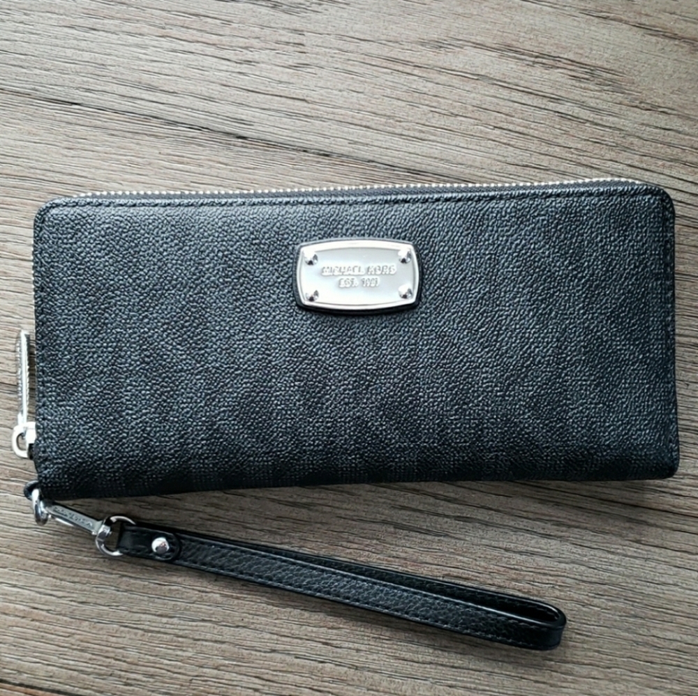 Michael Kors Jet Set Continental Wristlet Wallet